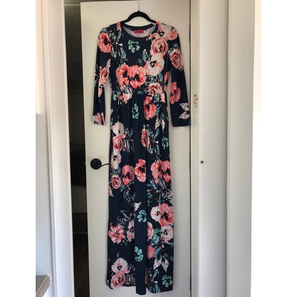 Ruiyige Dresses & Skirts - • Floral Maxi Dress •